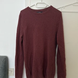 Vinröd stickad tröja från Dressmann - Säljer en vinröd stickad tröja från Dressmann i storlek S. Tröjan har rund hals, långärmade ärmar och ribbade muddar vid hals, ärmslut och nederkant. Materialet är mjukt och passar perfekt för dig som gillar enkel och stilren design.