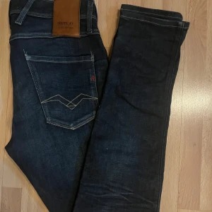 Replay Hyperflex mörkblå jeans - Snygga Replay Hyperflex jeans i mörkblå tvätt med klassiska fem fickor och kontrastsömmar på bakfickorna. Slimmad passform och stretchigt material som ger grym komfort. Perfekt för dig som gillar stilrena och moderna jeans med coola detaljer.