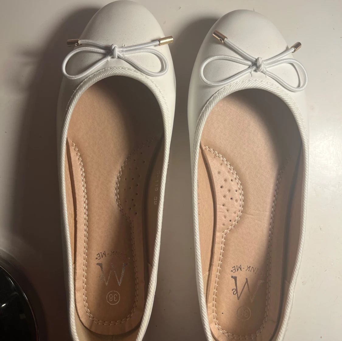 Vita ballerinaskor med rosett