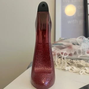 Carolina Herrera Very Good Girl Glam Eau de Parfum - Mer av halva är kvar och säljer billigt. En av de populäraste Carlolina Herrera  parfymerna, väldigt sexig doft. 