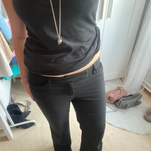 Kostymbyxor - Svarta kostymbyxor från Esprit. Köpta för 699 kr för några år sen. Säljer pga för långa för mig därav har dom lite slitningar längst ner.