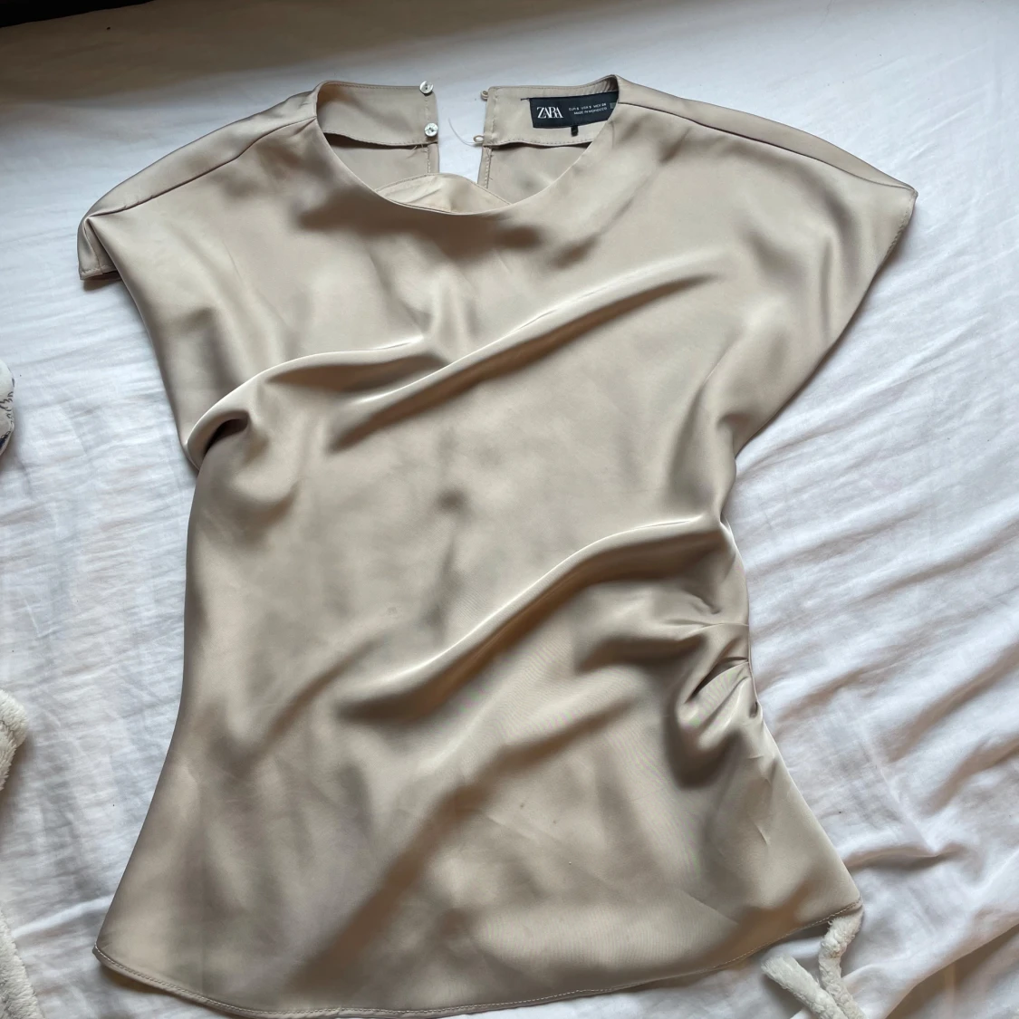 Beige blus från Zara i sidenlook - 3