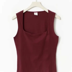 Vinröd topp från Gina tricot  - Snygg vinröd linnetopp från Gina. Originalpris är 160kr. Säljer pga har ingen användning av den längre. Bra kvalité, använd kanske 3 gånger 💕