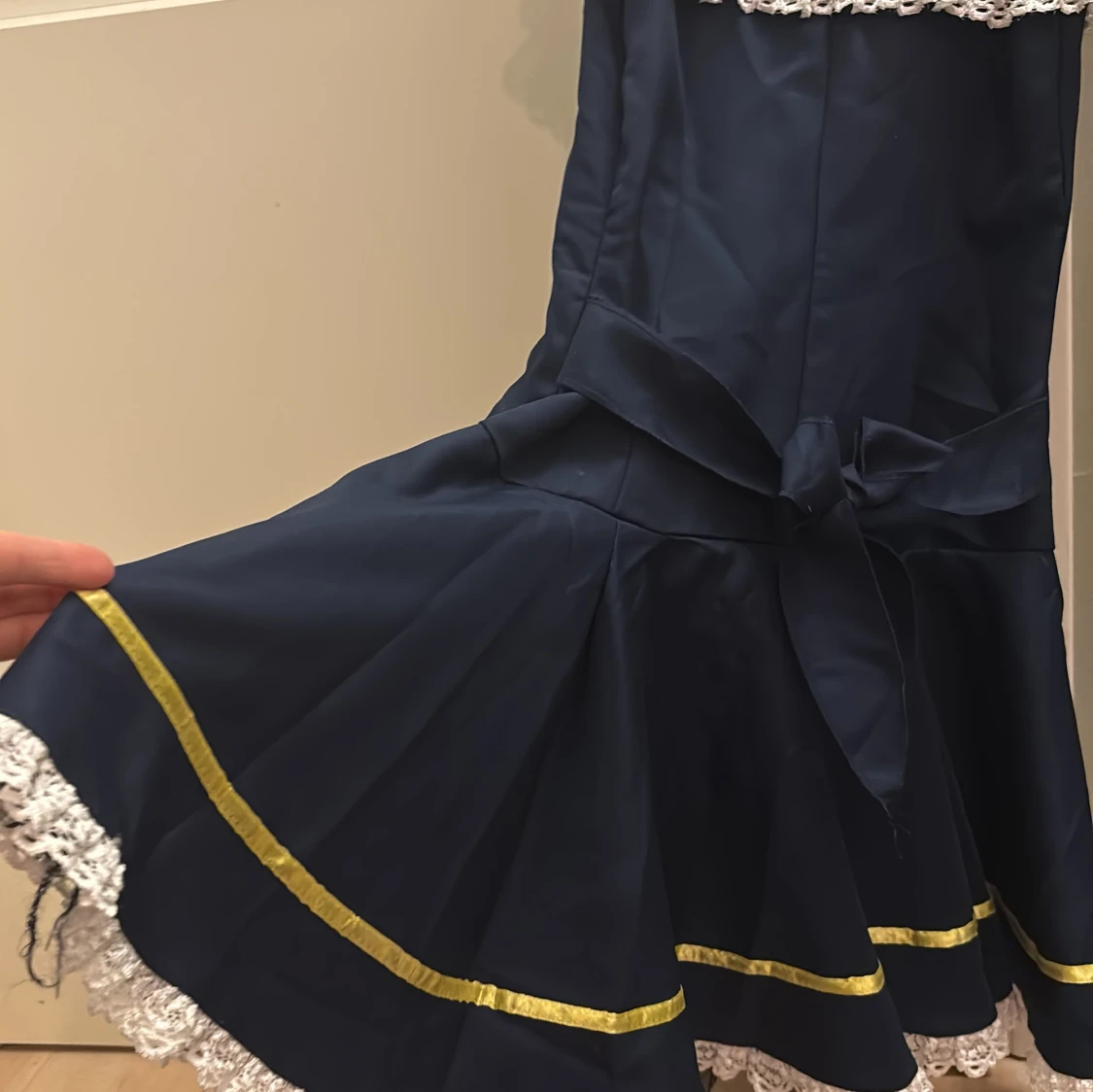 Marinblå kortklänning med ränder och spets - 3