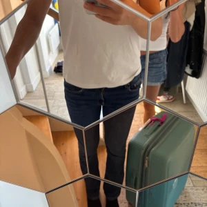 Blå bootcut jeans från Gina Tricot - Snygga blå jeans från Gina Tricot i storlek 158. Modellen har klassisk femficksdesign och bootcut-ben som ger en cool siluett. Jeansen är i mjukt denimtyg med normal passform och midwaist. Perfekta för dig som gillar en tidlös look.