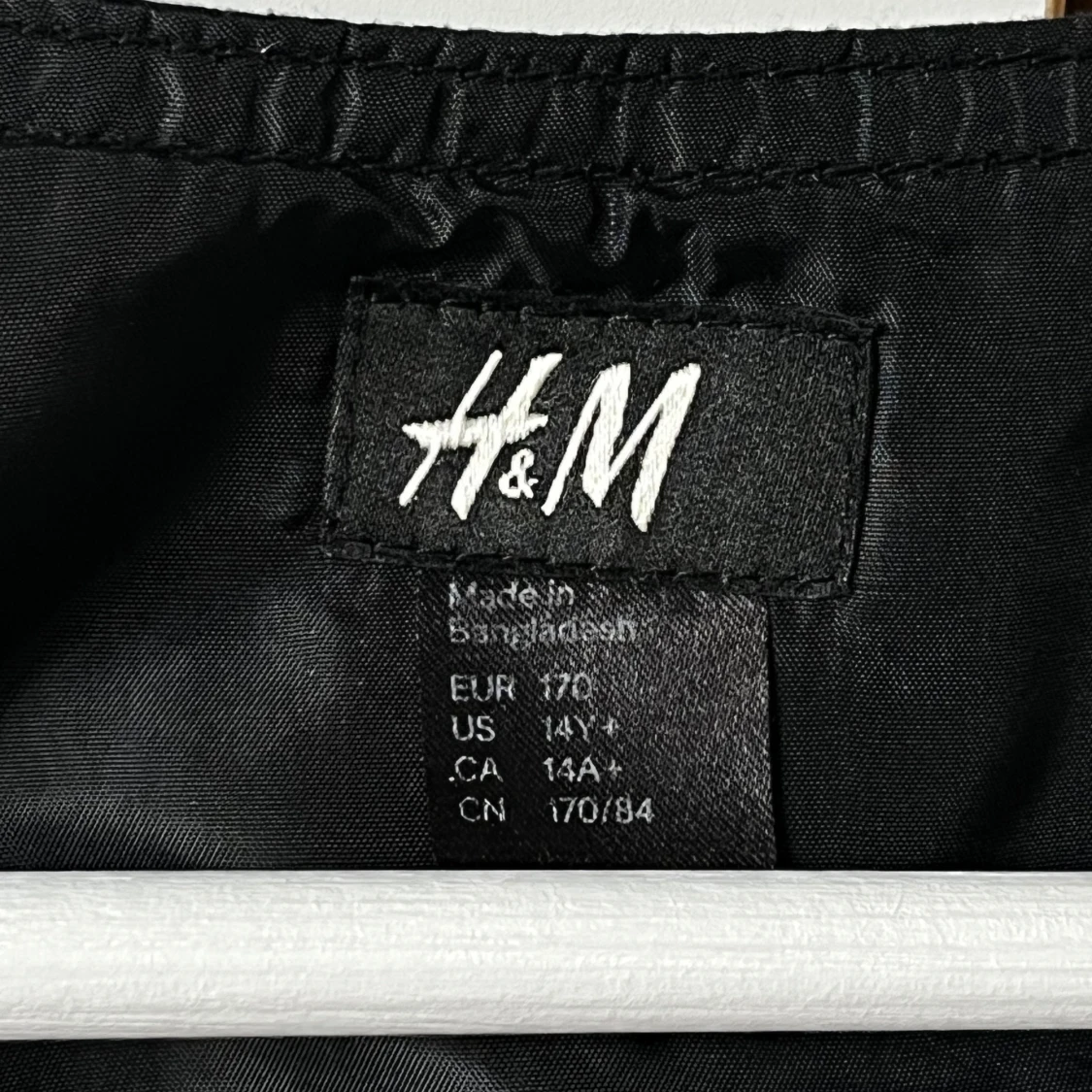 Svart väst från H&M med knappar - 2