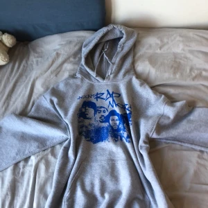 Mount RapMore hoodie - Oversized men perfekt ifall man är storlek S. Men är egentligen storlek L. Jättesnygg!!!!