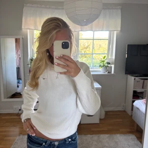 Vit ribbad stickad tröja Gant - Säljer en fräsch vit stickad tröja från Gant med diskret logga på bröstet. Tröjan är knappt använd och har inga defekter💕Tröjan är i barnstorlek men sitter som en s💕