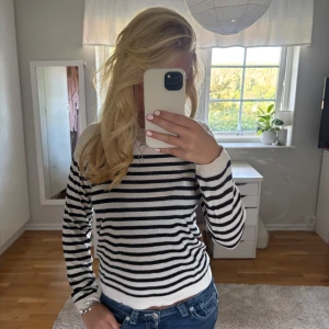 Randig vit och svart tröja - Säljer denna tröja från Zara som enbart använts nån gång💕Tröjan har inga defekter💕