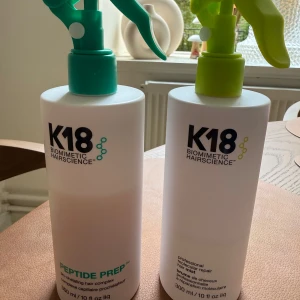 K18 Peptide Prep och Hair Mist - Två stora flaskor från K18 Biomimetic Hairscience, Peptide Prep och Professional Molecular Repair Hair Mist. Båda har spraymunstycke, en i turkos och en i limegrönt. Perfekt för dig som vill boosta håret med avancerad hårvård och prepping.