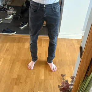 Replay anbass - Svarta jeans från Replay med slim passform. Modellen är anbass och storleken är 32/32 men sitter mer likt 31/32!