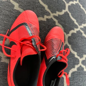 Red Nike phantoms  - Storlek 42