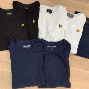 Lyle & Scott t-shirt 12/13 år - Säljer flera Lyle & Scott t-shirts i svart, vit och marinblå. Alla har korta ärmar, rund hals och den klassiska gula fågeln broderad på bröstet. 50kr st vid köp av alla, köparen står för frakten