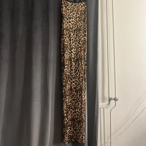 Leopardmönstrad långklänning från Nelly - Säljer en snygg långklänning från Nelly i storlek XS med leopardmönster. Klänningen har tunna axelband och är figurnära med svart kant upptill. Materialet är mjukt och stretchigt, är perfekt i längd!