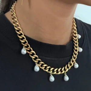 Guldhalsband med pärlor  - Superfint halsband som inte kommer till användning, därav endast testad! Skriv om du undrar något.🌸