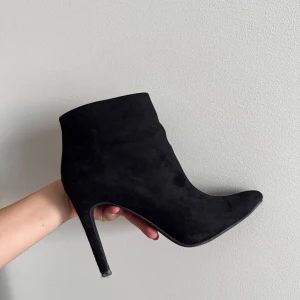 Black heels - I've worn it once, very good condition! They're comfortable to walk in if you're used to wearing heels. I wouldn't recommend it for a beginner. New price was ~700kr