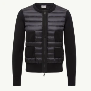 Moncler cardigan svart - Ny pris 9,505kr. Äkta Moncler cardigan i svart. Lite smutsig logga och små rostig dragkedja. Använt ganska mycket. Skriv för mer bilder och frågor💕Tryck inte köp nu! BUDA!