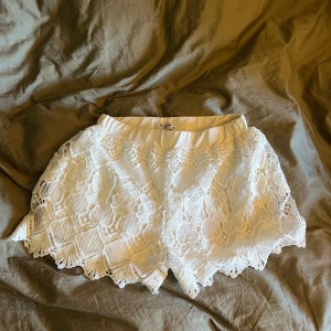 Vita spetsshorts från Miss Charm Paris - Säljer ett par vita spetsshorts från Miss Charm Paris i storlek M då dem inte längre kommer till användning😇