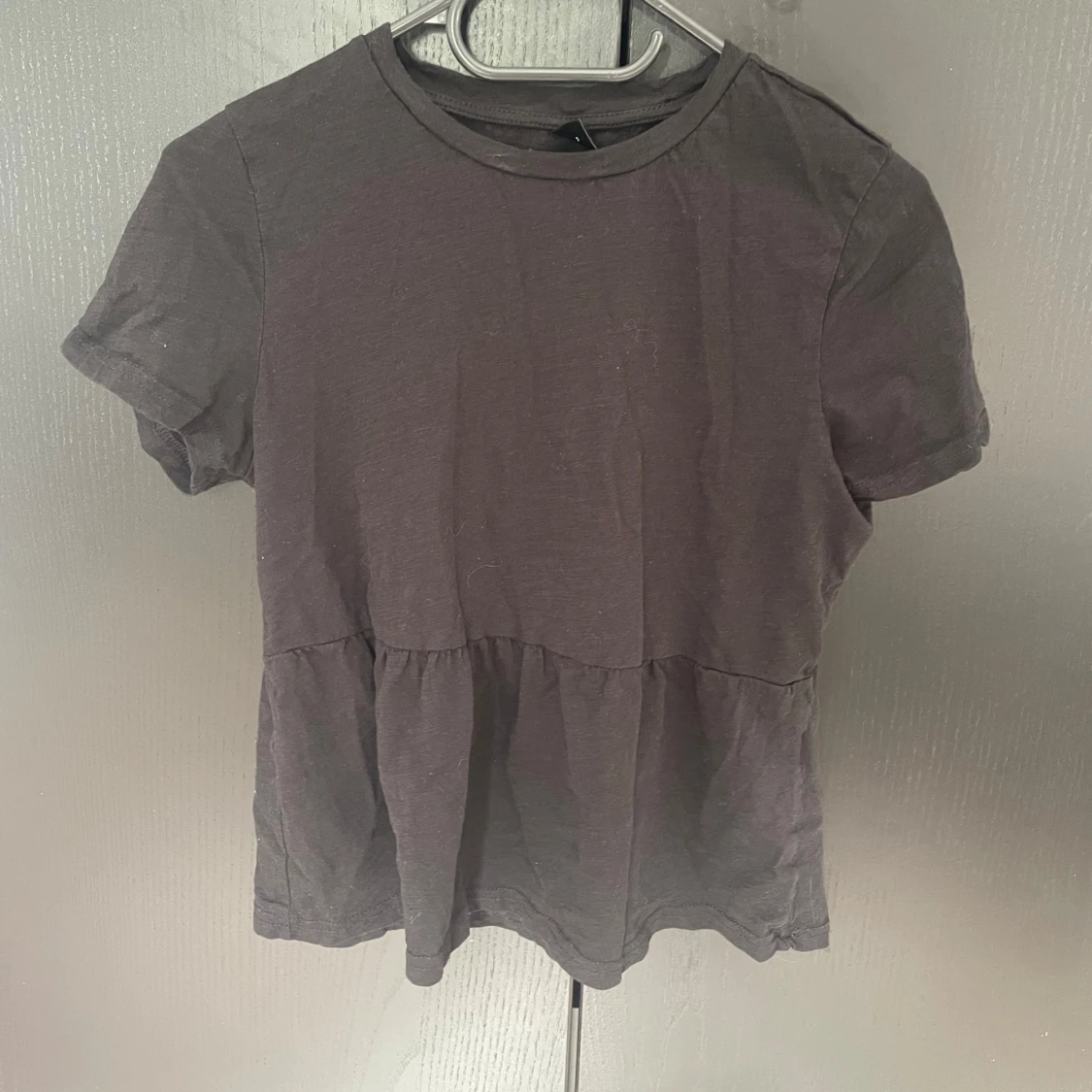 Svart Tshirt med volang  - 2