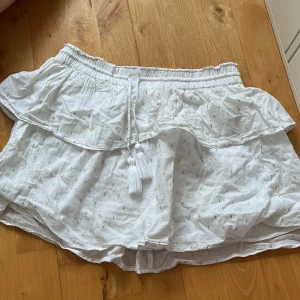 Kjol - Säljer en vit kortkjol med guldiga detaljer! Kontakta om ni undrar något!