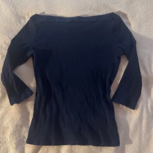 Mörkblå ribbad trekvartsärmad topp  - Snygg mörkblå trekvartsärmad off shoulder ribbad topp från Esprit. Perfekt till nu när det börjar bli kyligare🦔🍁