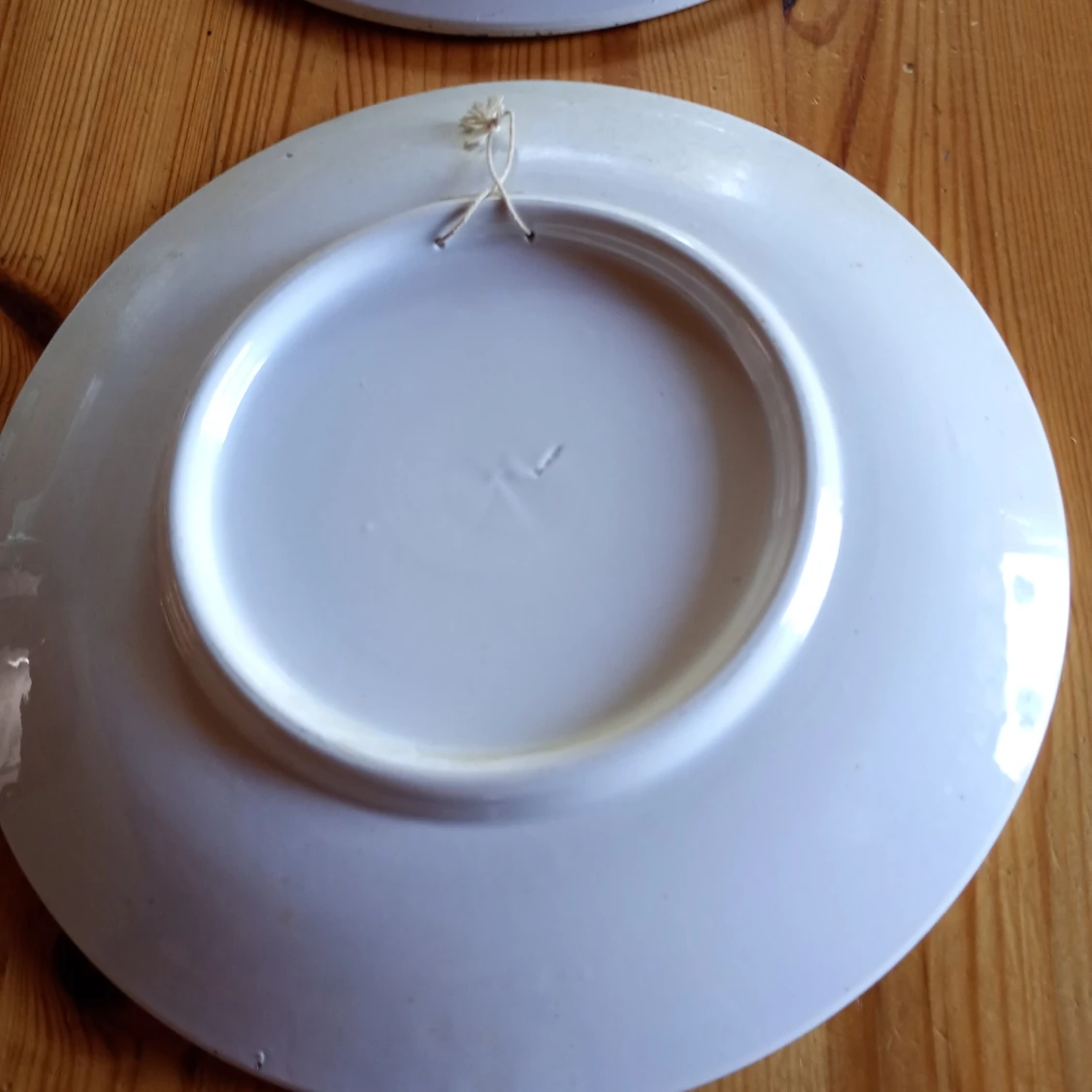 Två väggtallrikar med motiv  - 1