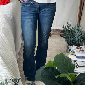 Blå bootcut jeans från G-Star RAW - Säljer ett par snygga blå jeans från G-Star raw med låg midja och bootcut ❤️❤️