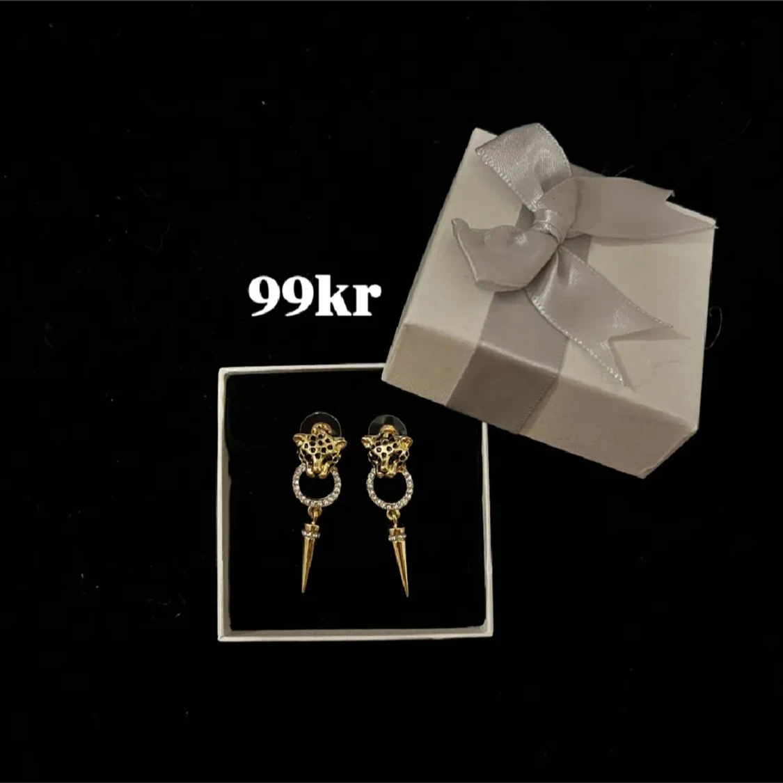 Guldiga leopard örhängen 