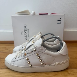 Valentino rockstud sneakers  - Säljer nu dessa fina valentino skor | Väldigt fint skick | Storlek 36 | Kommer med box,valentinokort, extra nya snören, extra nitar och kvitto | Hör gärna av er vid frågor eller funderingar 