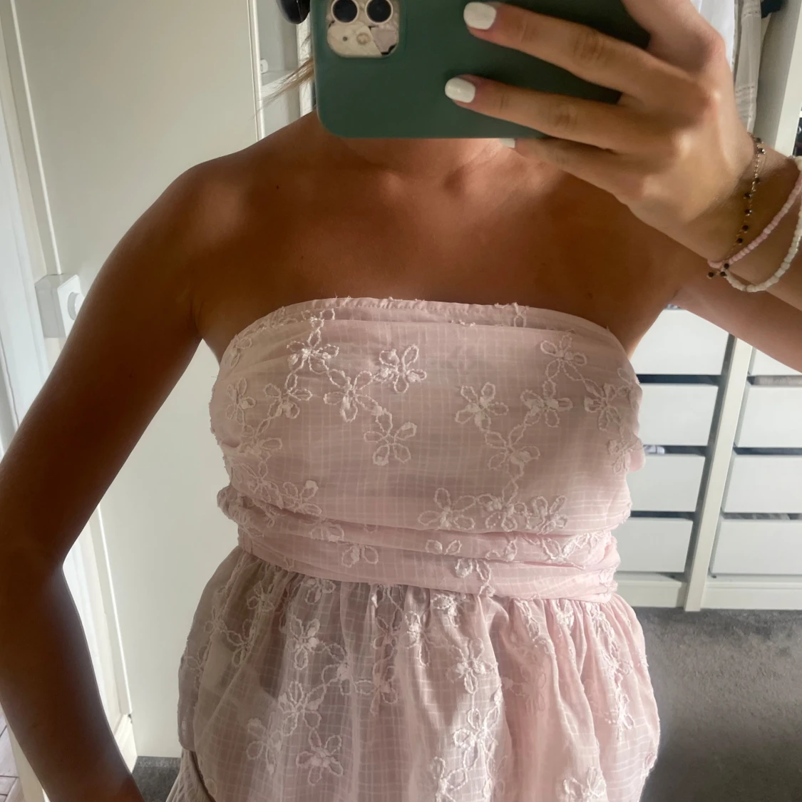 Ljusrosa bandeau tubtopp med broderade blommor