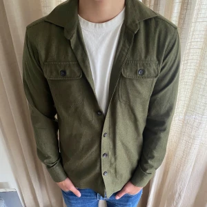 Olivgrön overshirt från John Henric - Snygg olivgrön overshirt från John Henric i storlek S | Mycket bra skick | Killen på bilden är 182 och väger 72kg | Pris kan sänkas vid snabb affär! | Nypris 1299 |