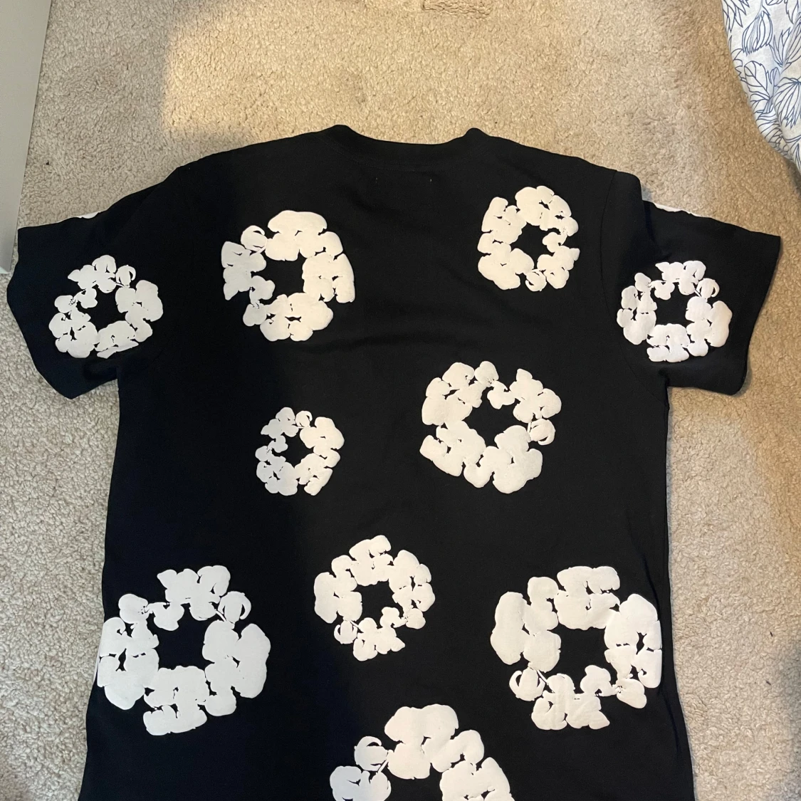 Svart t-shirt med vita blommor Denim Tears - 2