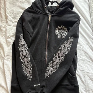 Chrome Hearts hoodie - köpt på vinted och är använd men i ok skick!! osäker på äkthet men alla lappar/loggor syns på bild :) tar bara köp nu!!