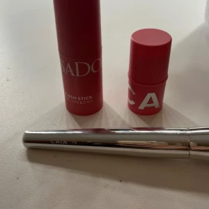 Smink  - Caia F14 borste, aldrig använd, endas ”testad” utan produkt. 2 blush, 1 från caia i färgen berry smoothie, isadora i färgen 42 rose perfection. Elf halo glow 6 , skulle användas som bronzer men för mörk, provad på handen. Köp allt för 399 , eller skriv om du är intresserad av att köpa separat 🩷🩷gratis frakt!! pris kan diskuteras 