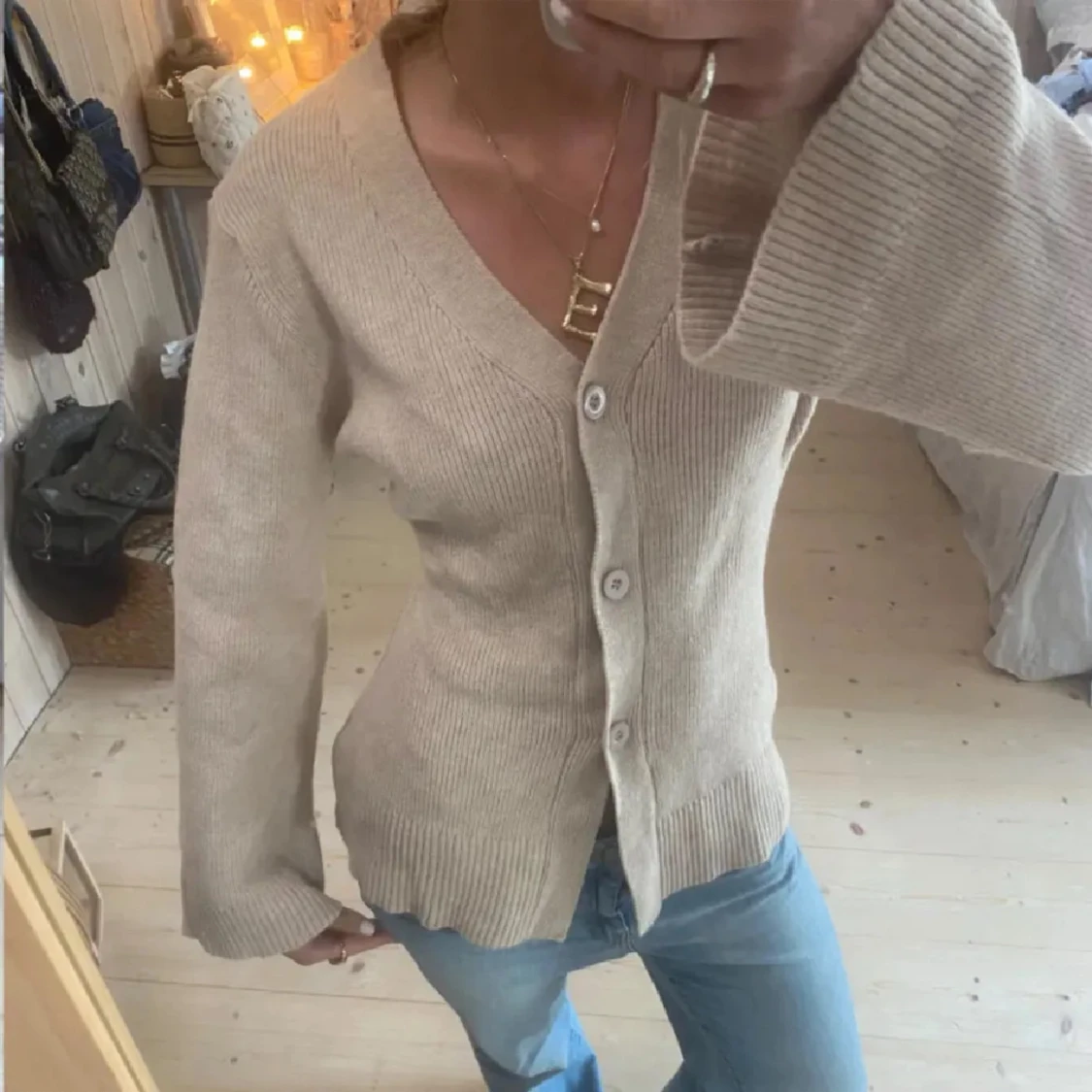 Beige ribbad kofta med v-ringning