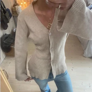 Beige ribbad kofta med v-ringning - Säljer en beige ribbad kofta med v-ringning och fyra knappar framtill. Ingen lapp men köpt på zara❣️Xs/S