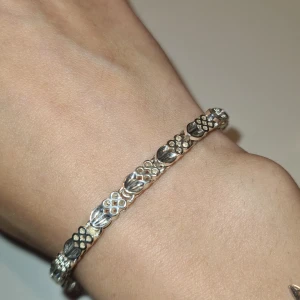 Silverfärgat armband med mönster - Snyggt armband i silverfärg med detaljerat mönster. Perfekt accessoar för unik touch. Lätt att matcha med andra smycken och passar till många olika stilar.