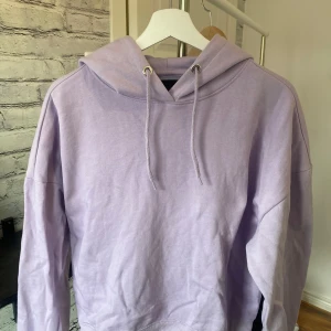 Ljuslila hoodie från 157, storlek M - Säljer en ljuslila hoodie från 157 i storlek M. Tröjan har en klassisk huva med snörning och långa ärmar. Mjuk och skön, enkel design utan mönster eller tryck, passar dig som gillar stilrena plagg.