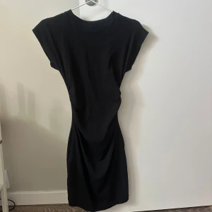 Svart klänning  - Så fin svart klänning från Zara som tyvärr inte kommer till användning 🖤