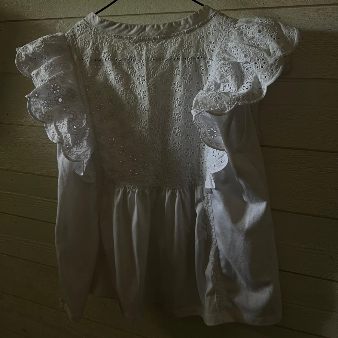 Vit blus med volangärmar från Mango - 2