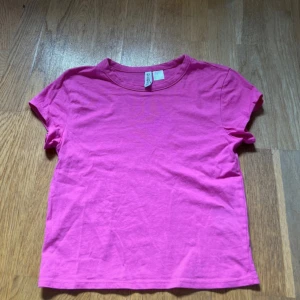 Rosa t-shirt från H&M Divided XS - Säljer nu denna T-shirt från H&M då den köptes i fel storlek!🤍 Enbart testas en gång!🤍 Önskas fler bilder eller vid frågor så är de bara att höra av sig!🤍