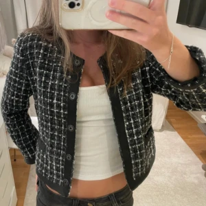 Trekvartsärmad jacka  - SÅ snygg och unik jacka/blazer perfekt nu i höst och senare i vår🤎den är som ny i skicket! Står storlek 38 men skulle säga att den motsvarar en xs/s! 