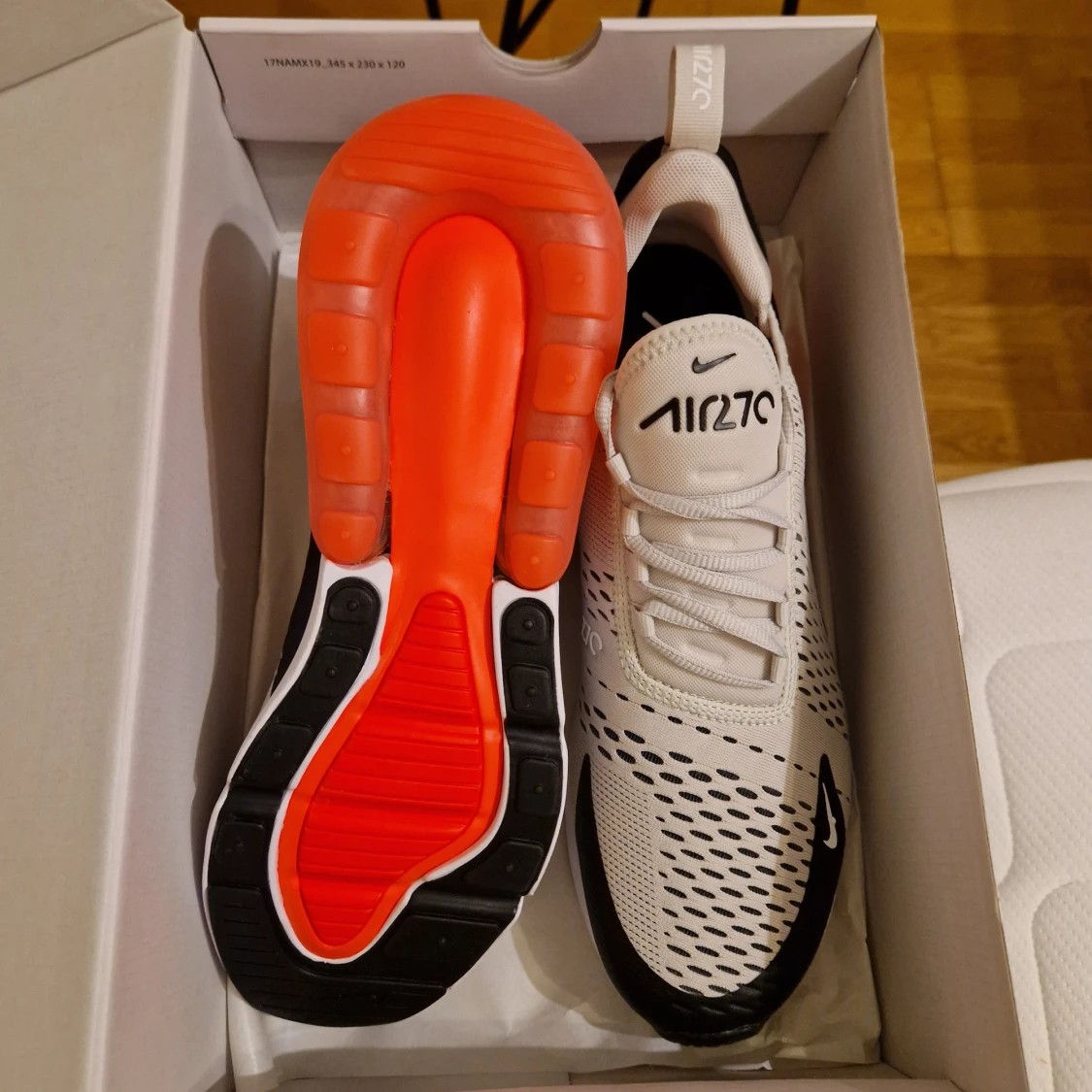 Oanvända Nike Air Max 270 EU44.5 - 2