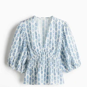 Vit och blå blommig blus med puffärm🩵 - Supersöt blus i vit och blått med blommigt mönster, djup v-ringning och puffiga trekvartsärmar. 