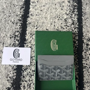 Korthållare/plånbok - Helt ny och oanvänd. Lådan ingår i köpet.