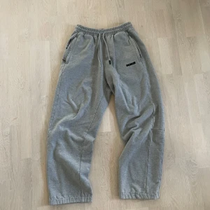 Poser ldn mjukisbyxor - Säljer ett par grå mjukisbyxor från poser london i storlek medium. Originellt är dem cuffed men har uncuffat dem här. Meddela mig om du har några frågor!