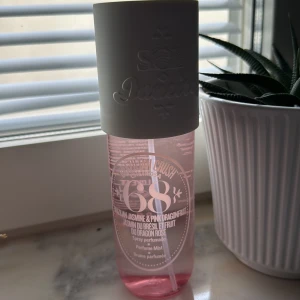Sol de Janeiro 68 240ml - Säljer sol de Janeiro parfym då den inte kommer till användning längre💞 parfymen rymmer 240ml och var köpt för runt 350kr💞💞