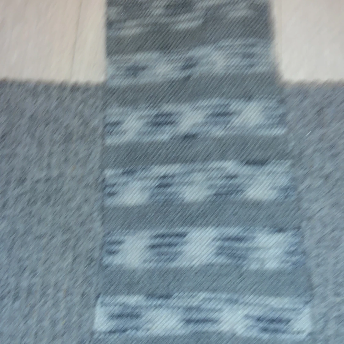 Grå stickad halsduk med mönster - 3