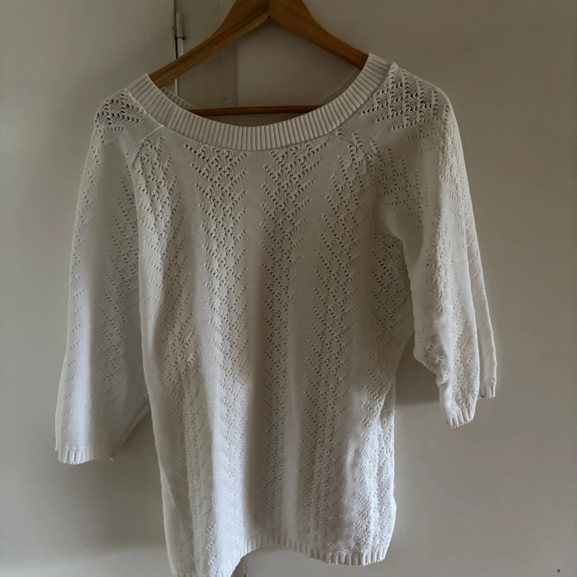 Vit stickad tröja med trekvartsärm - 1