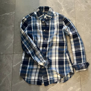 Rutig Ralph lauren skjorta - Säljer den här riktigt snygga rutiga skjortan från Ralph lauren! Den är i bra skick och har inga synliga defekter. Skriv angående frågor/funderingar👌